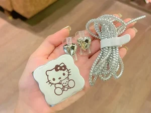 Combo bảo vệ cóc, cáp sạc và dây quấn Kitty ôm gấu bạc